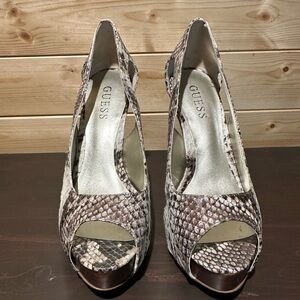 Beautiful snake print Guess peep toe platform pumps size 6.5